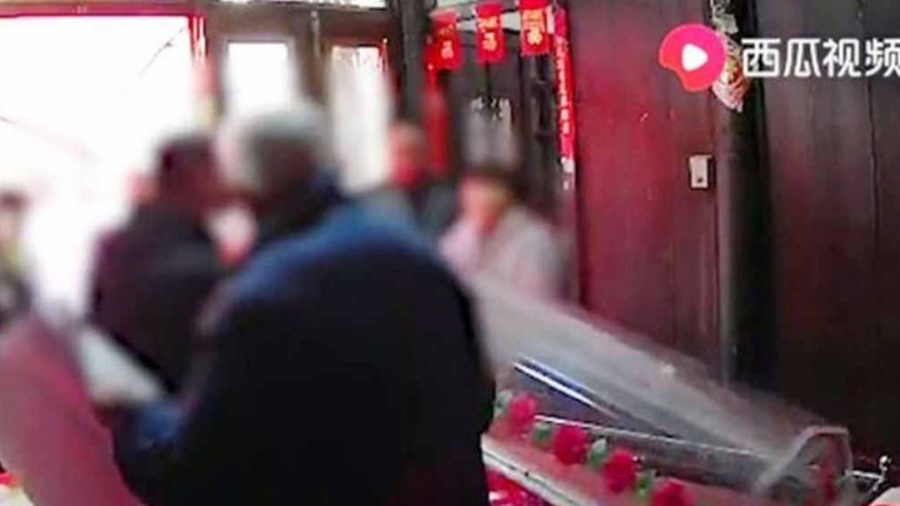 VIDEO: Hijos sacan cadáver de su papá de ataúd y lo golpean por ‘abandonarlos’