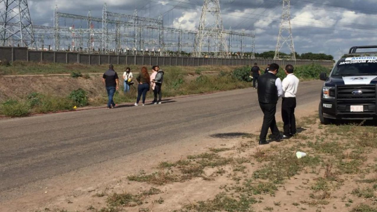 Policías hallan el cadáver de una mujer sobre el bordo de un canal en Sinaloa
