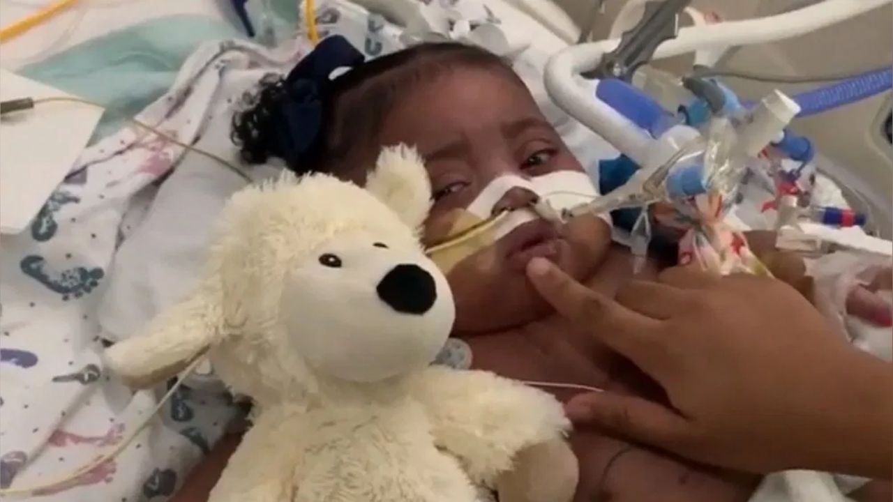 Madre se rehúsa a que desconecten a su hija, aún contra las reglas del hospital