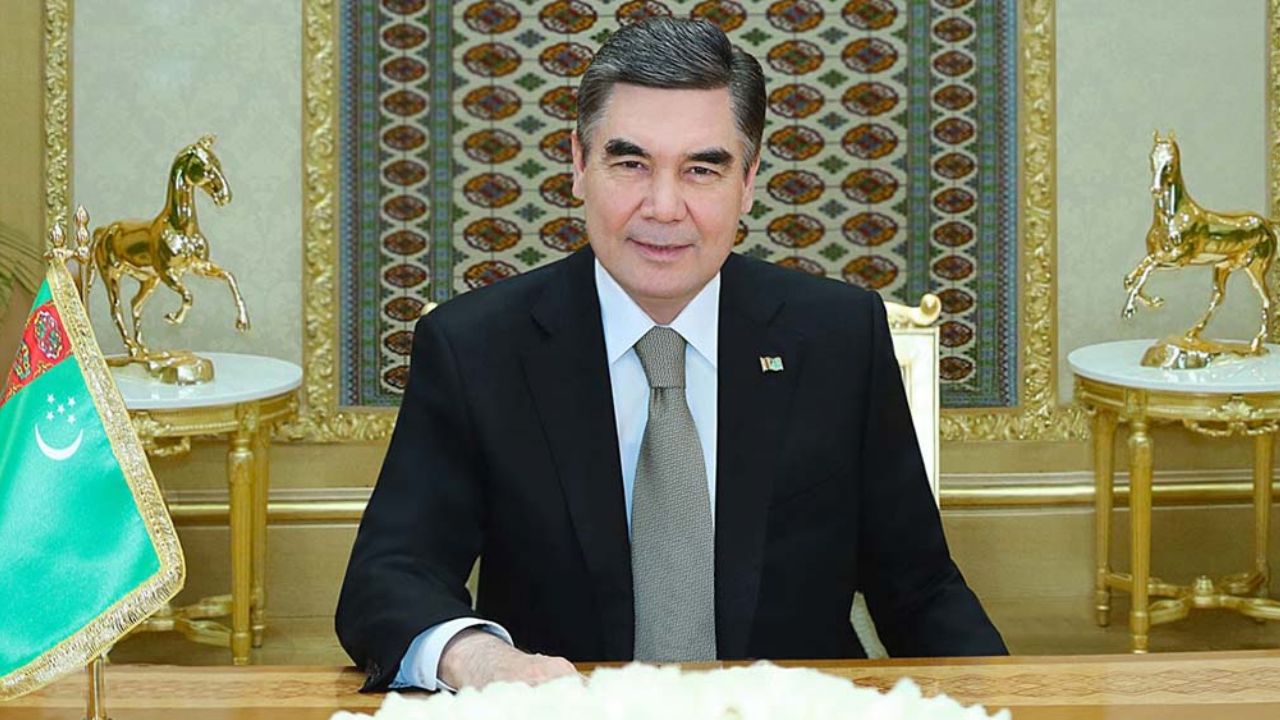 Dictador de Turkmenistán se convierte en DJ y anima la fiesta de Año Nuevo