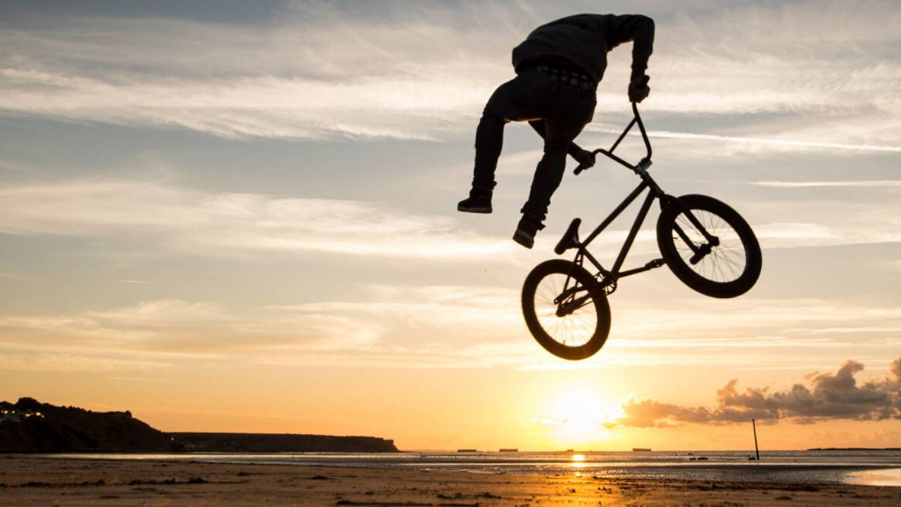 VIDEO: Practicante de BMX falla en su acrobacia, pero se gana al público