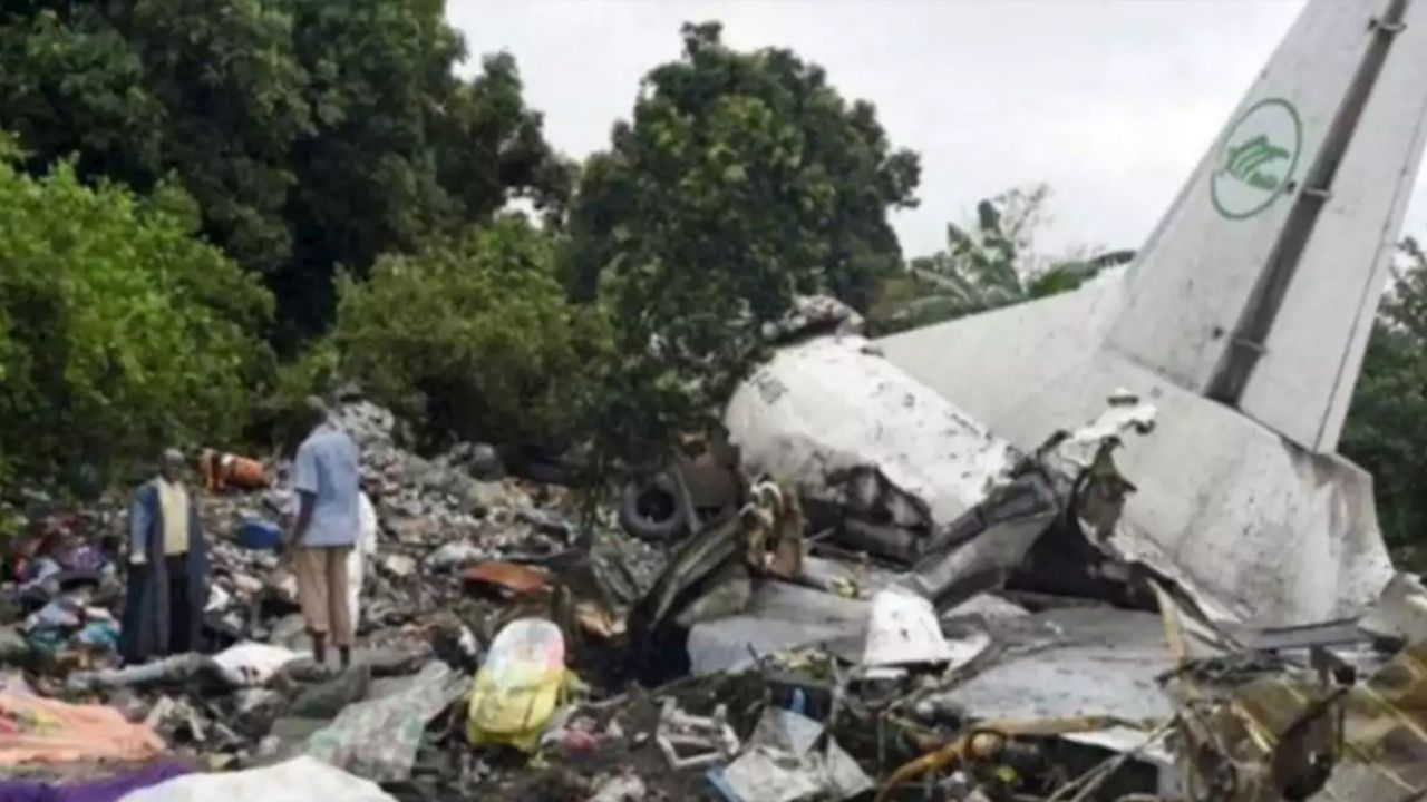 Accidente de avión militar deja 18 muertos, entre ellos varios civiles