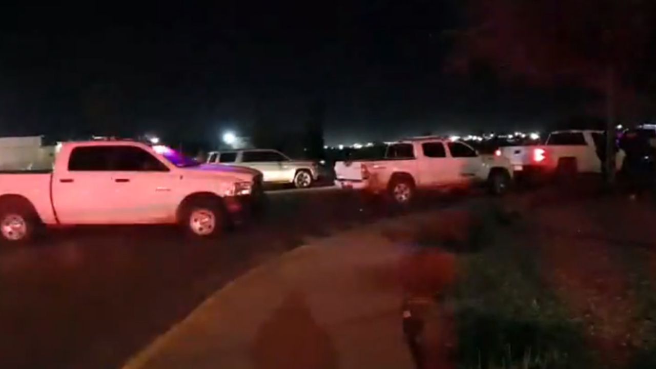 Cuatro hombres son ultimados a tiros en estacionamiento de plaza comerical