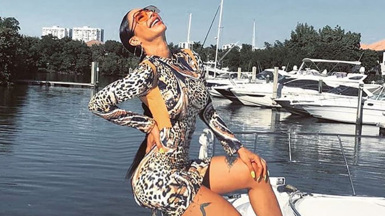 Belleza cubana: Lis Vega presume cuerpazo en destapado atuendo rojo