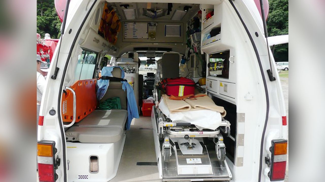 Mujer de avanzada edad resulta herida tras explotarle un cohete en la cara