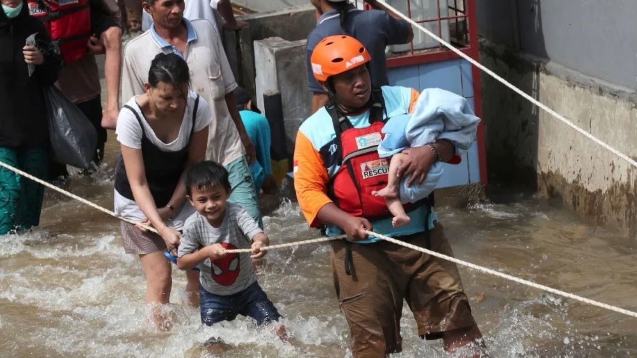 La catástrofe en Indonesia sigue: Suman 43 muertos por inundaciones