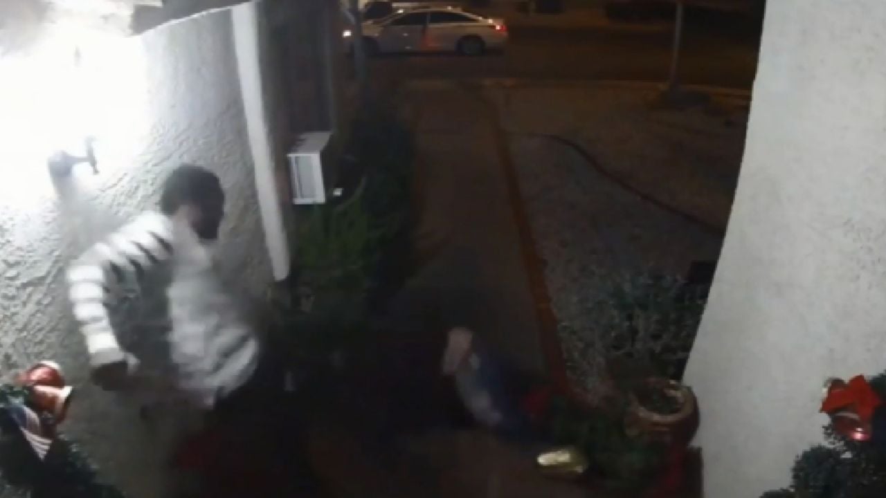 VIDEO: Mujer es víctima de una brutal golpiza por parte de su pareja