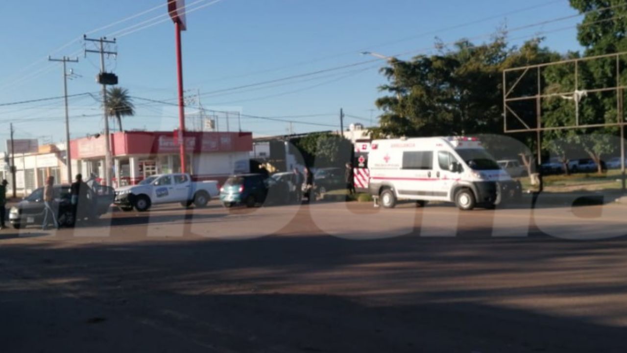 Aparatoso accidente entre dos sedanes deja cuantiosas pérdidas materiales