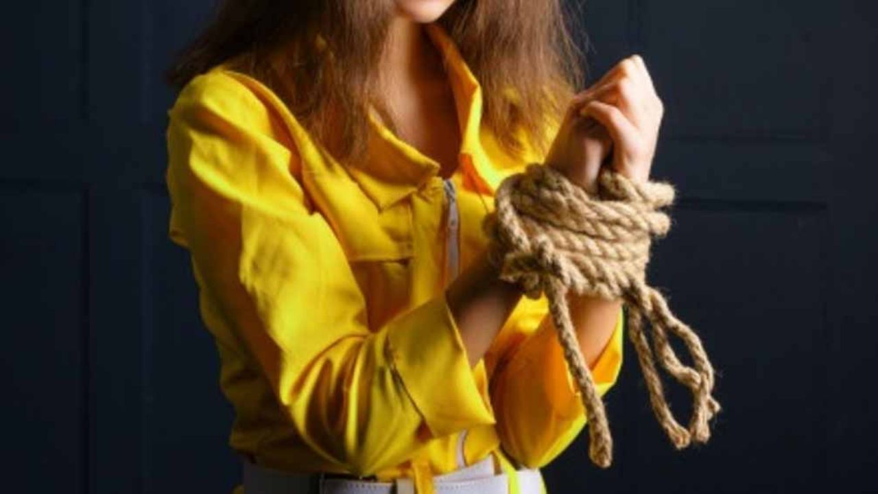 A punta de pistola, sujeto obliga a cinco rehenes a desnudarse y luego los libera