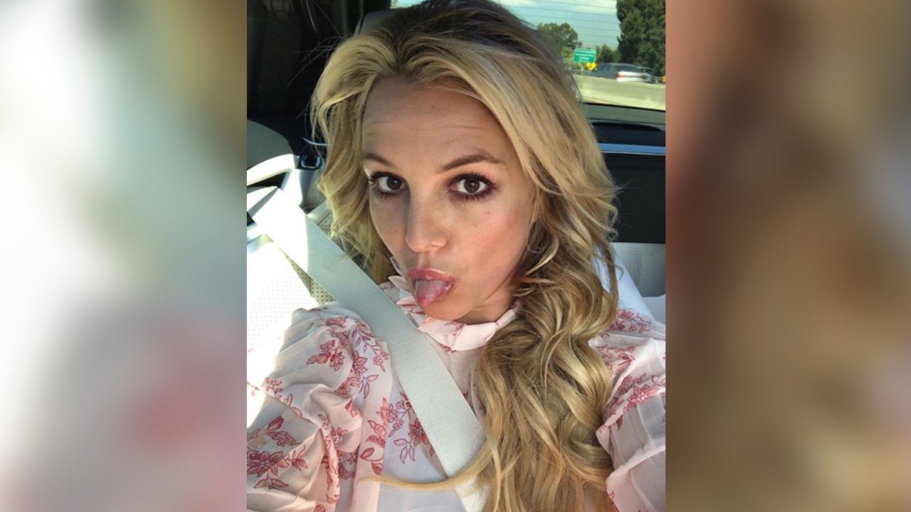 Britney Spears seduce con sensuales poses de yoga en diminuto bikini