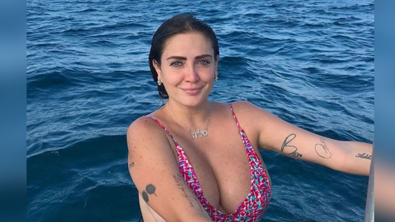 El provocativo escote de Celia Lora que deja ver todas las pecas de sus senos