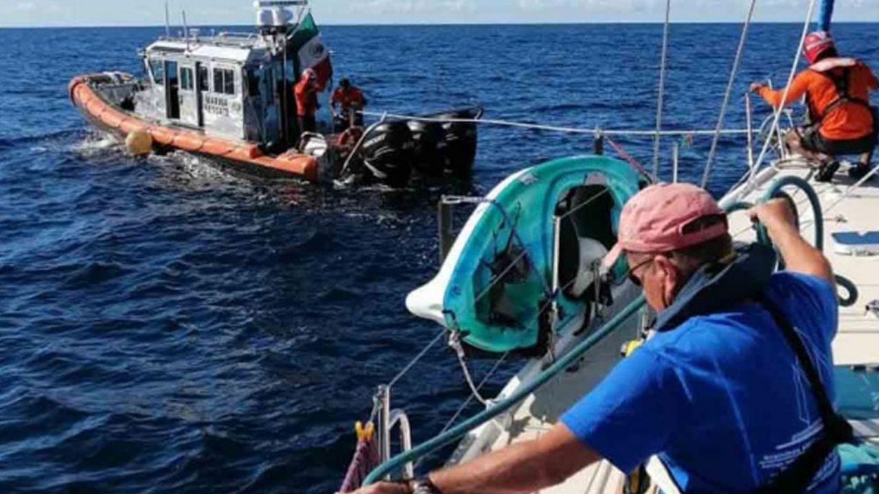 Marina rescata en altamar a turistas canadienses que iban a la deriva