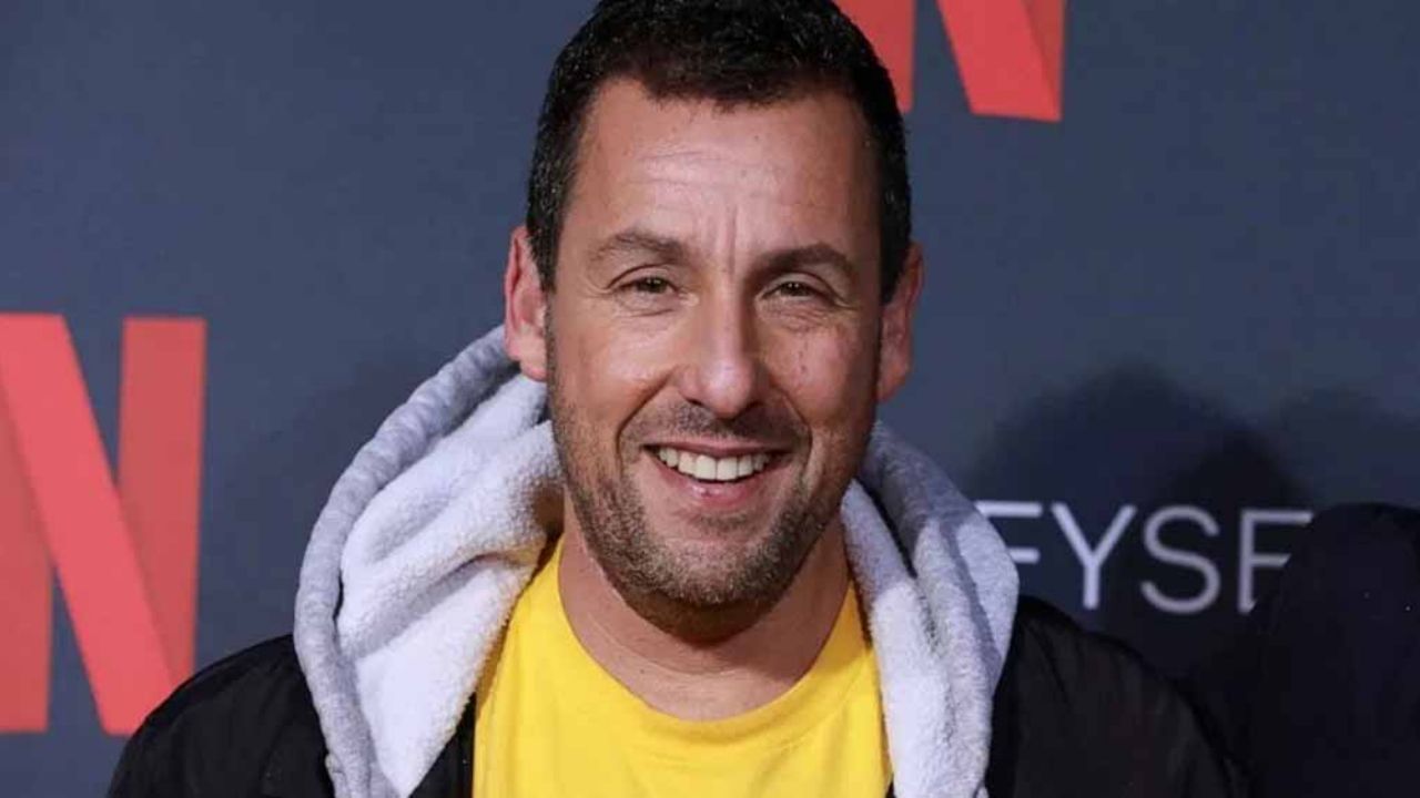 ¡Víctima de hackeo! Publican textos racistas en Twitter de Adam Sandler