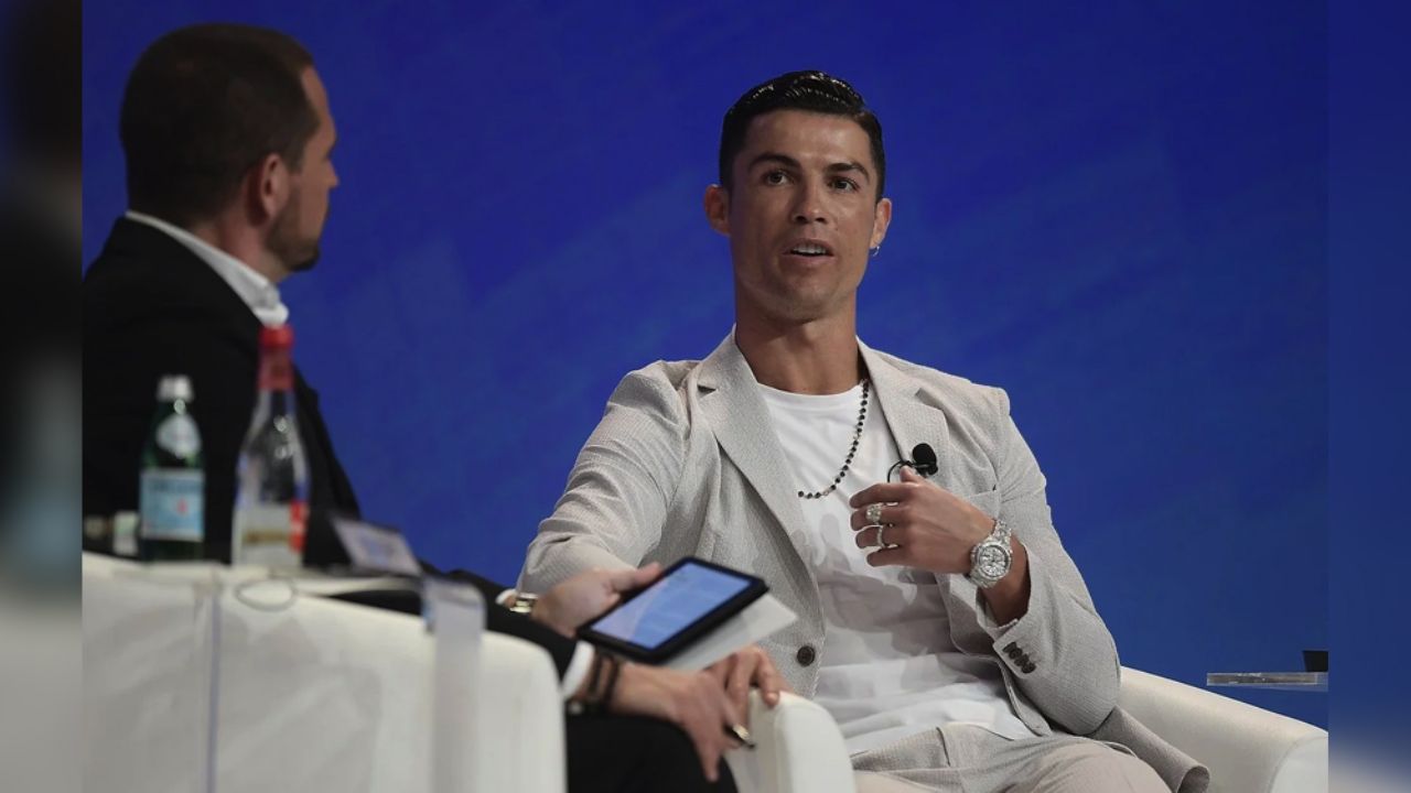 Lleno de oro blanco, Cristiano Ronaldo luce el reloj más caro del mundo