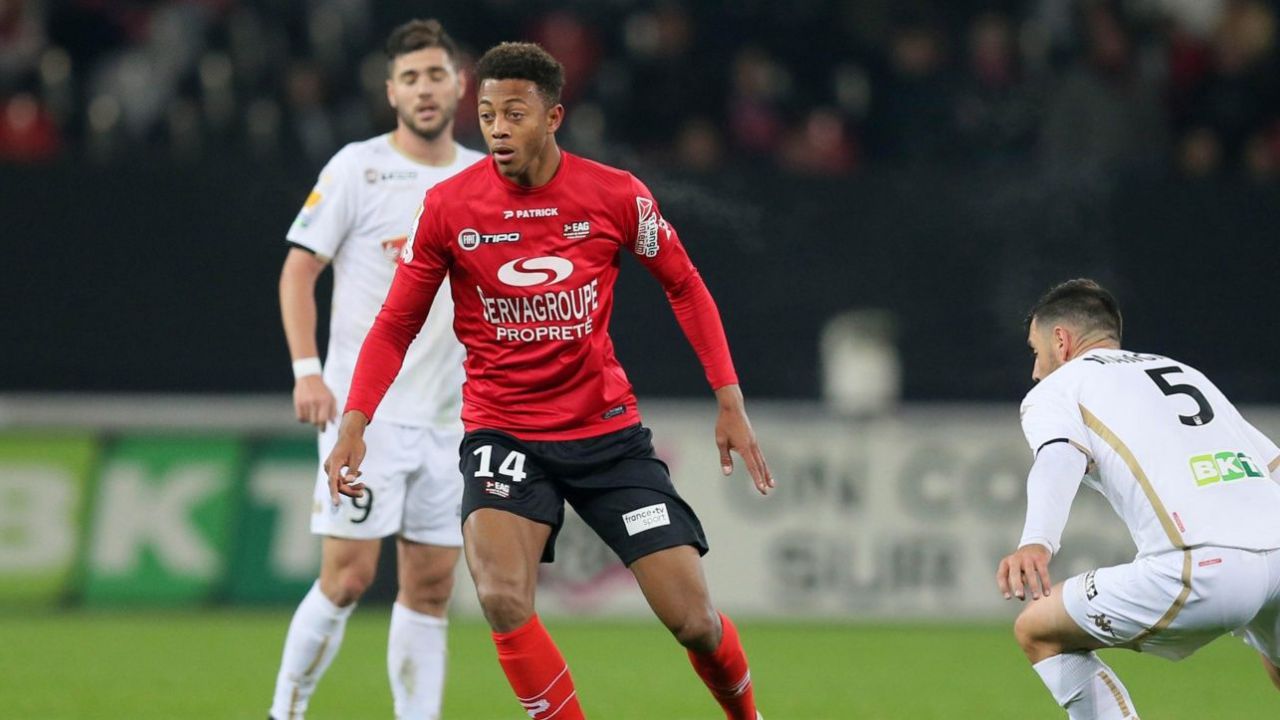 La muerte de la joven estrella Nathael Julan enlutece al futbol francés