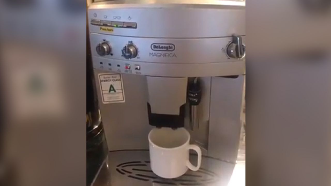 VIDEO: Cafetera ‘hace’ cover de la intro de una canción de Britney Spears