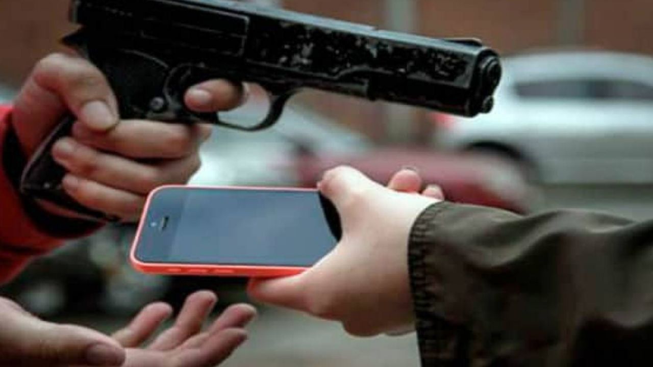 En cuestión de segundos, asaltantes roban a joven en la Gustavo A. Madero