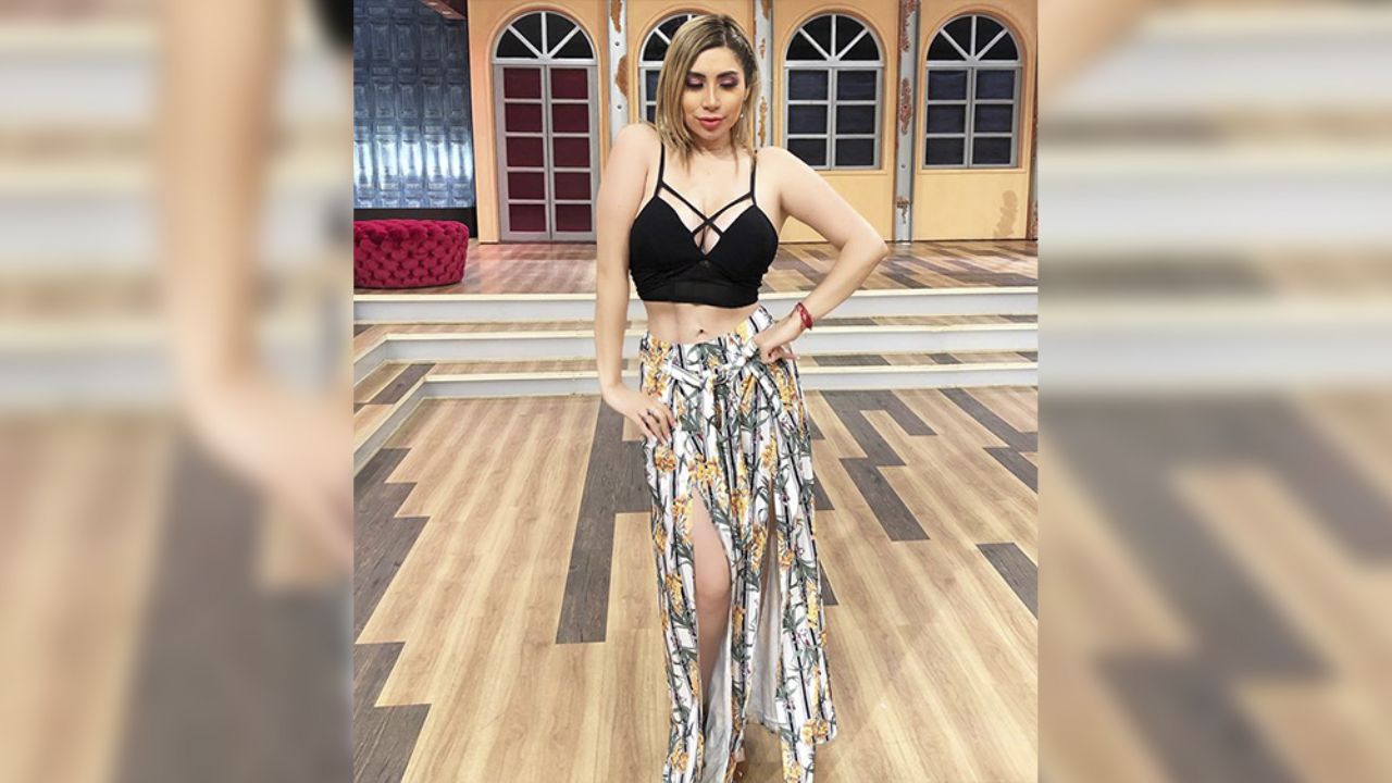 ‘La Bebeshita’ presume su delantera con un compactado vestido de noche