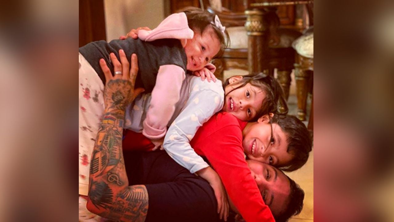 “Ninguno es tuyo”: ‘Destrozan’ foto de Edwin Luna junto a sus hijos e hijastros
