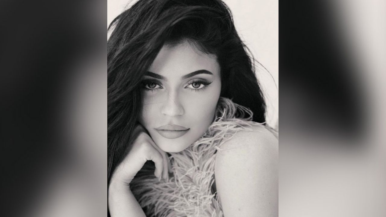 Kylie Jenner se viste para el frío y deja ver sus curvas en entallada falda
