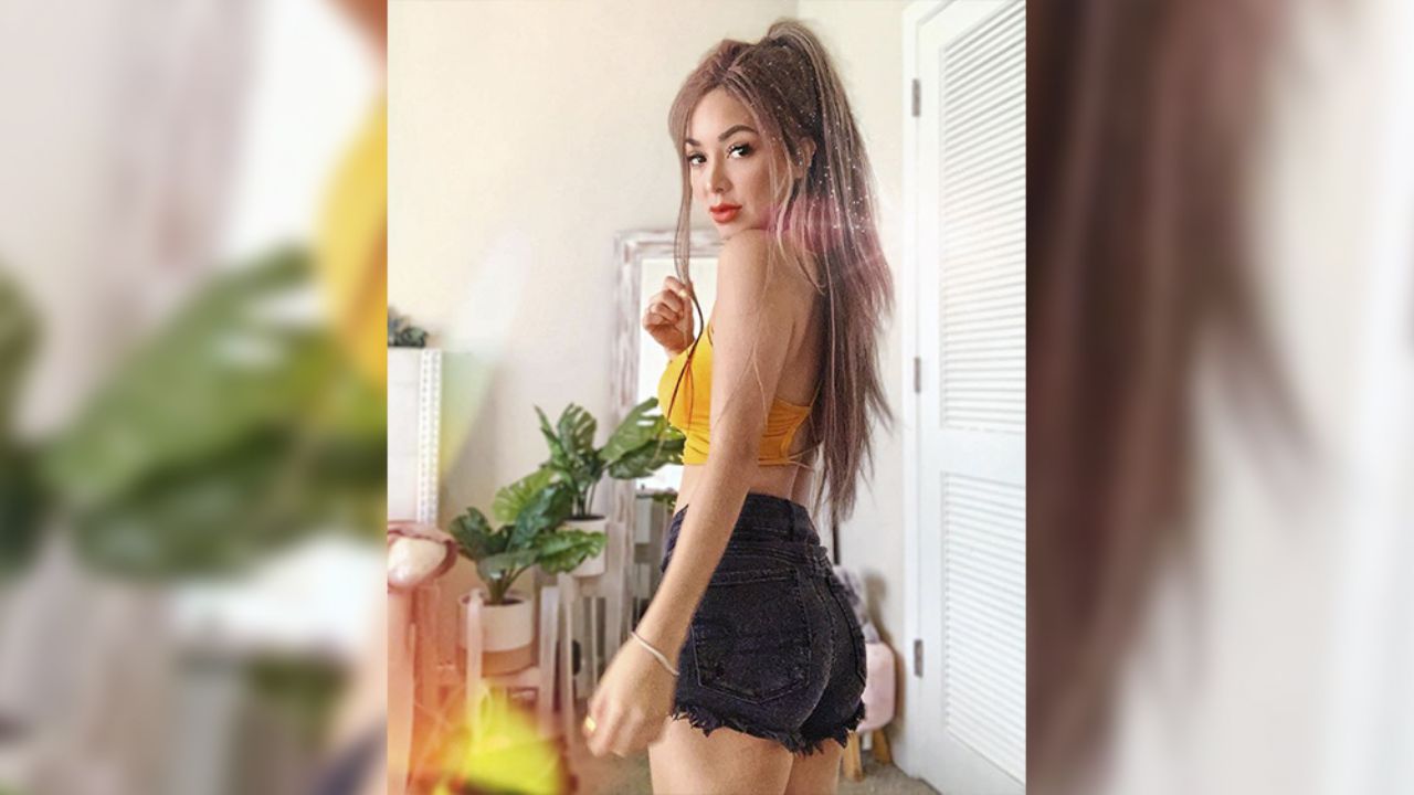 Caeli paraliza a conductores con provocativas poses sobre la banqueta