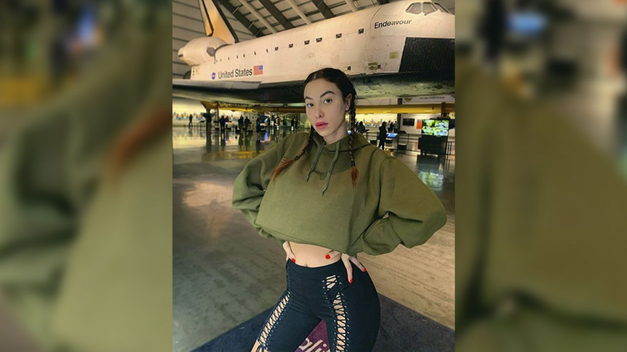 Sin vergüenza alguna, Valentina Fradegrada pasea en auto en lencería