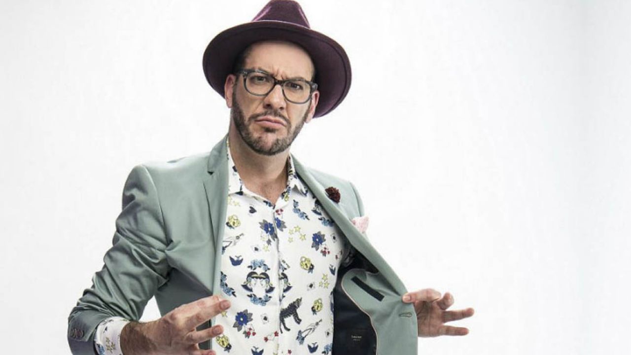 Desde España, famoso conductor de Televisa le pide matrimonio a su novia