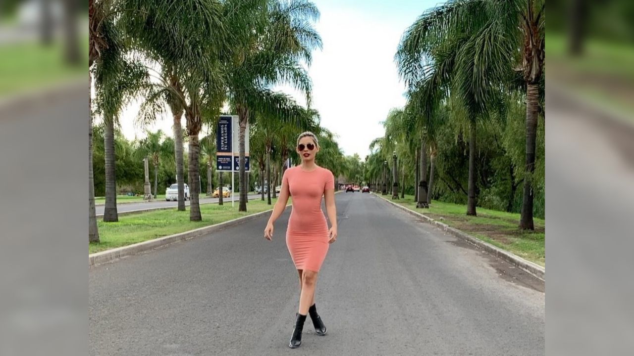 Issa Vegas eleva la temperatura al pasear en el campo en short cachetero