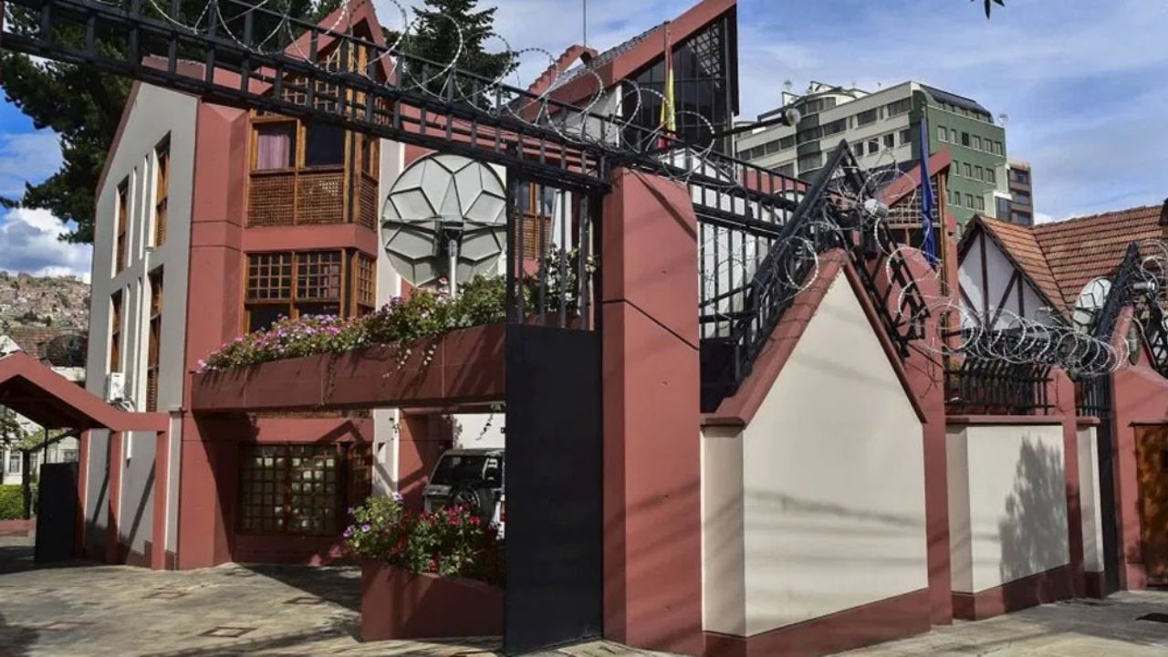 Bolivia investiga si funcionarios españoles entraron con pasaporte falso