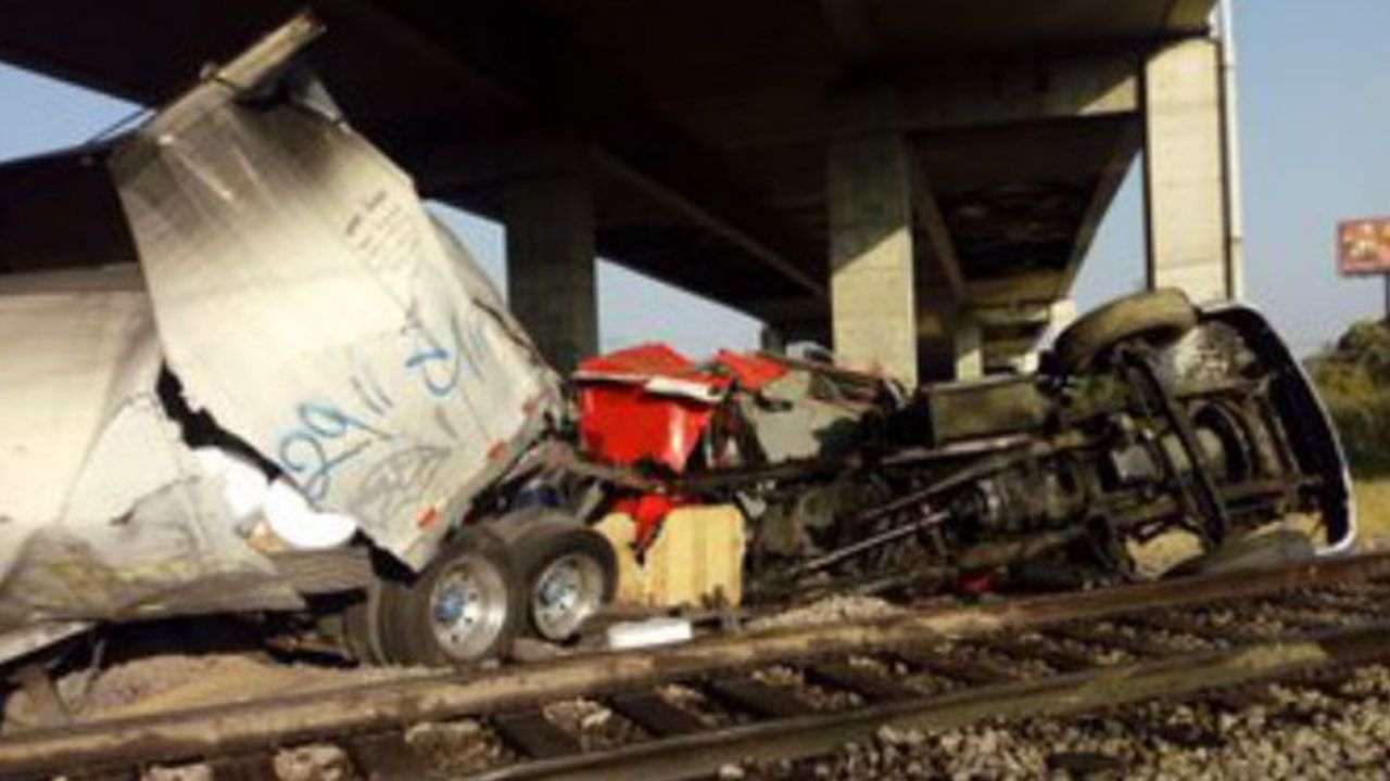 FOTO: Tren parte en dos a tráiler que le quiso ganar el paso en Ecatepec