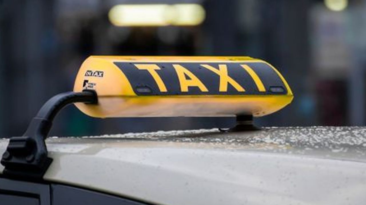 ¡Aterrador! Taxista lleva a mujer a su casa, pero la sigue dentro y la viola