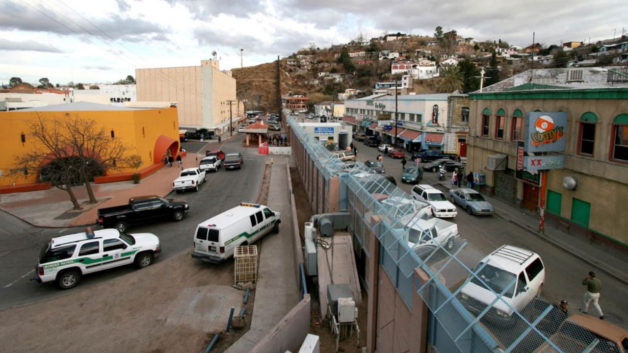 Colapsa el tráfico vehicular en la línea fronteriza de Nogales con EU