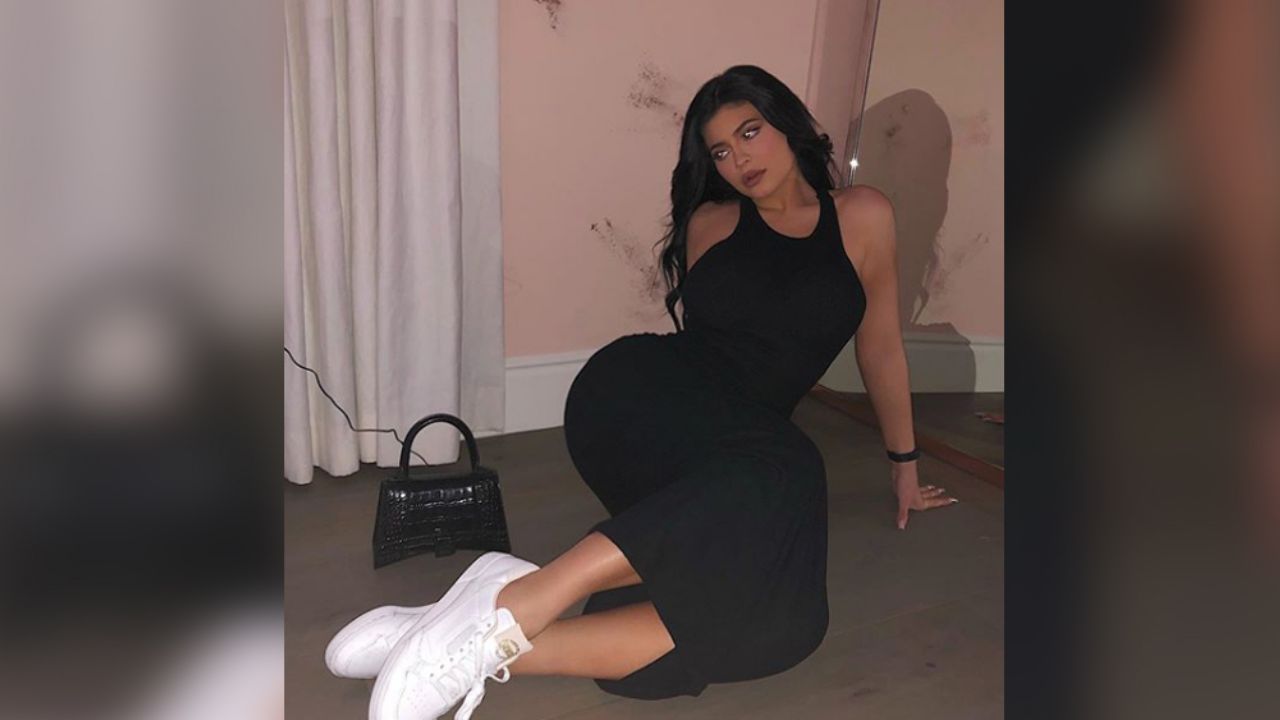 Con el pelo rubio y un sexy mini vestido, Kylie Jenner conquista a fans