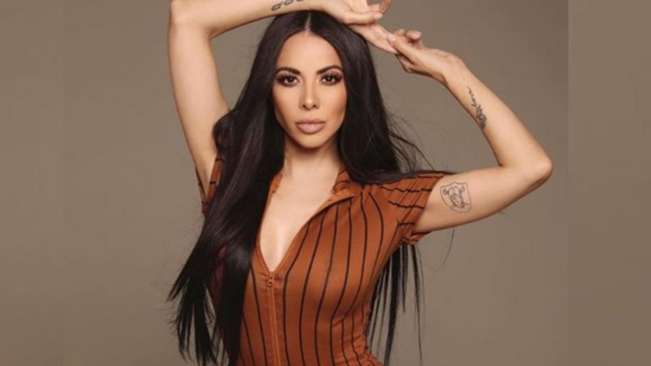 ¡Qué curvas! Jimena Sánchez presume su colosal retaguardia en ceñido vestido