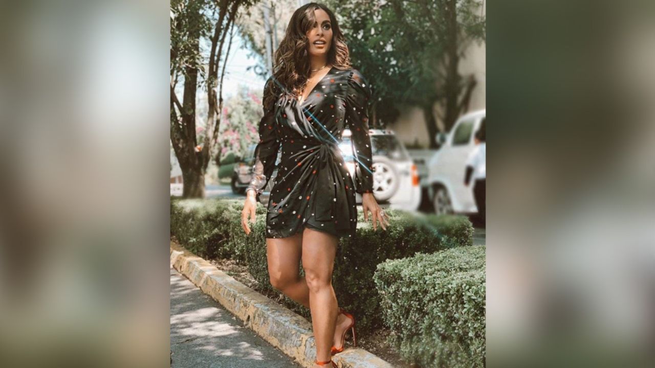 Galilea Montijo presume sus torneadas piernas desde la intimidad de su cama