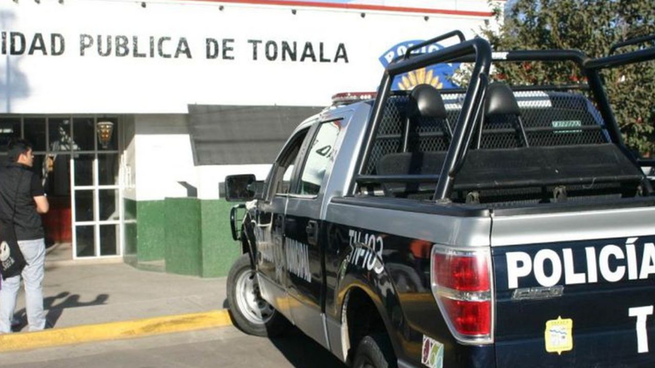 Ladrón roba 12 pistolas, 4 armas largas y radios tras disfrazarse de policía