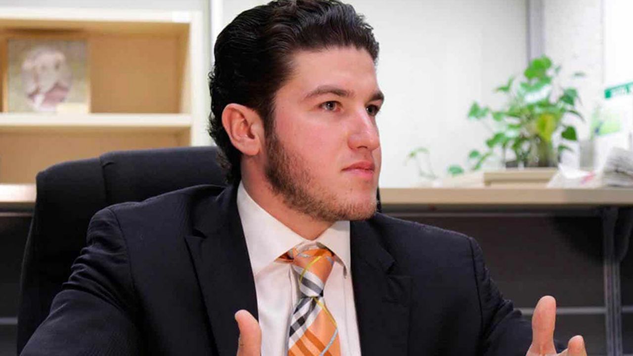 Samuel García causa indignación por jugar con bastón para ancianos