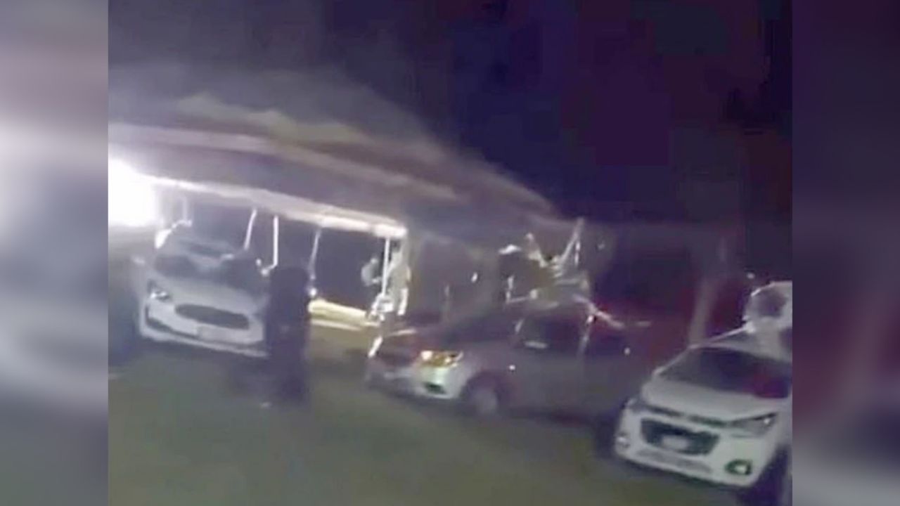 Hijo de ‘El Chapo’ regala automóviles de más de 18 mil dólares en fiesta navideña