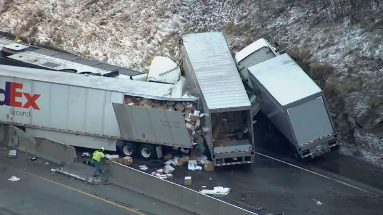 Accidente vehicular deja 5 muertos y al menos 60 lesionados en Pensilvania