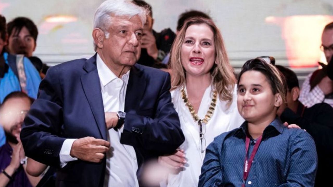 Hijo de AMLO suelta grosería durante video y los memes no lo perdonan