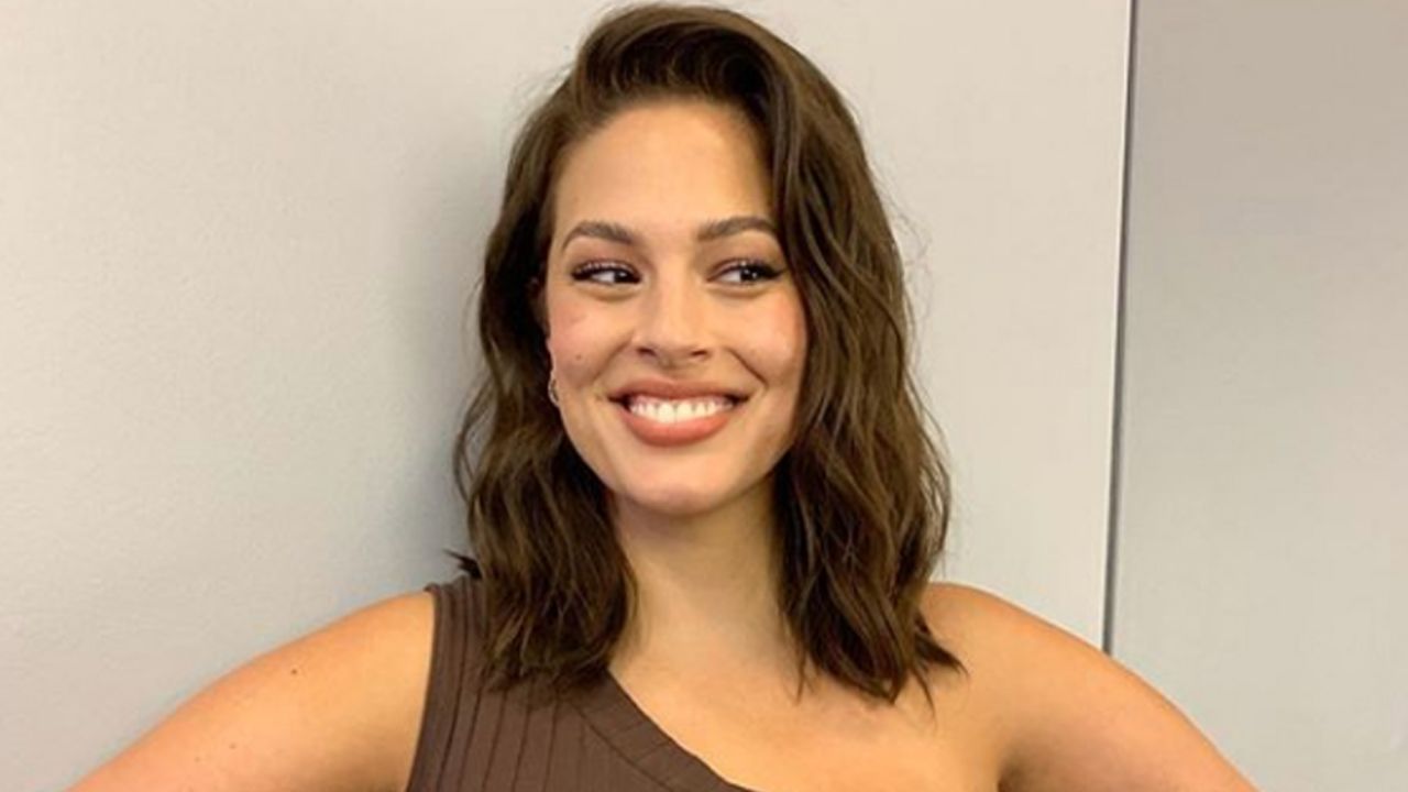Ashley Graham presume sus 9 meses de embarazo totalmente desnuda