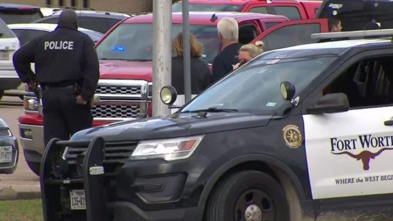 Parroquianos van armados a la iglesia donde ocurrió el tiroteo en Texas