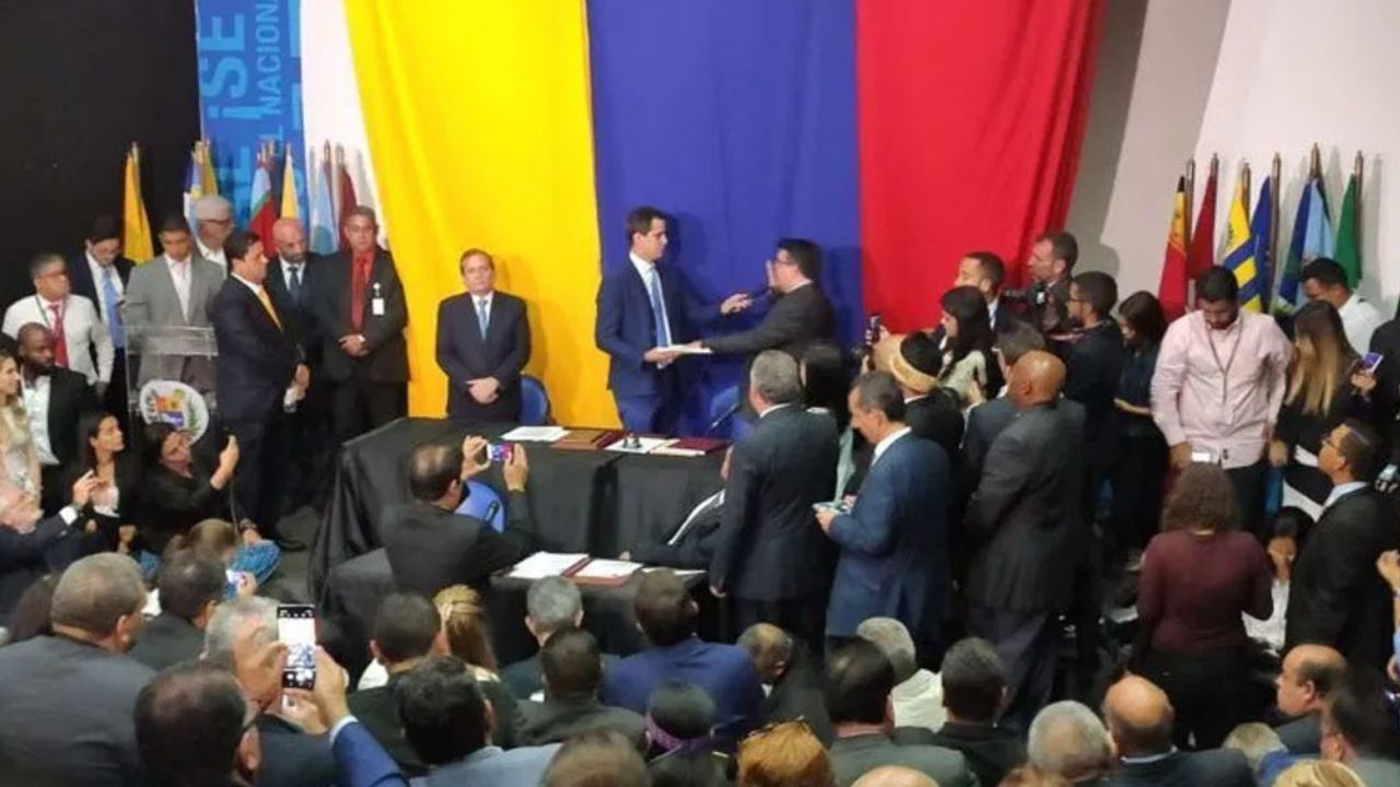 En la sede de un periódico, ratifican a Guaidó como presidente del Parlamento