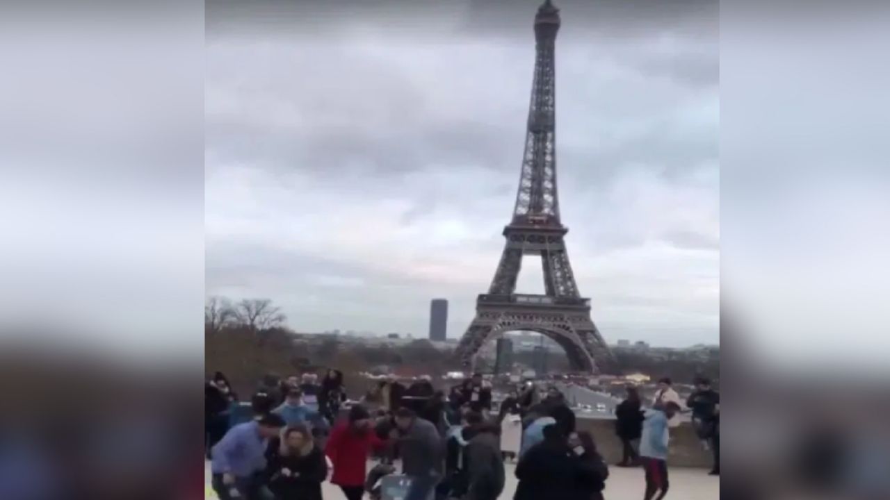 VIDEO: Mexicanos se unen para bailar y cantar ‘La Chona’ en la Torre Eiffel