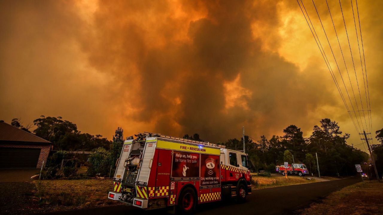 Bomberos en Australia alertan sobre 64 incendios forestales fuera de control