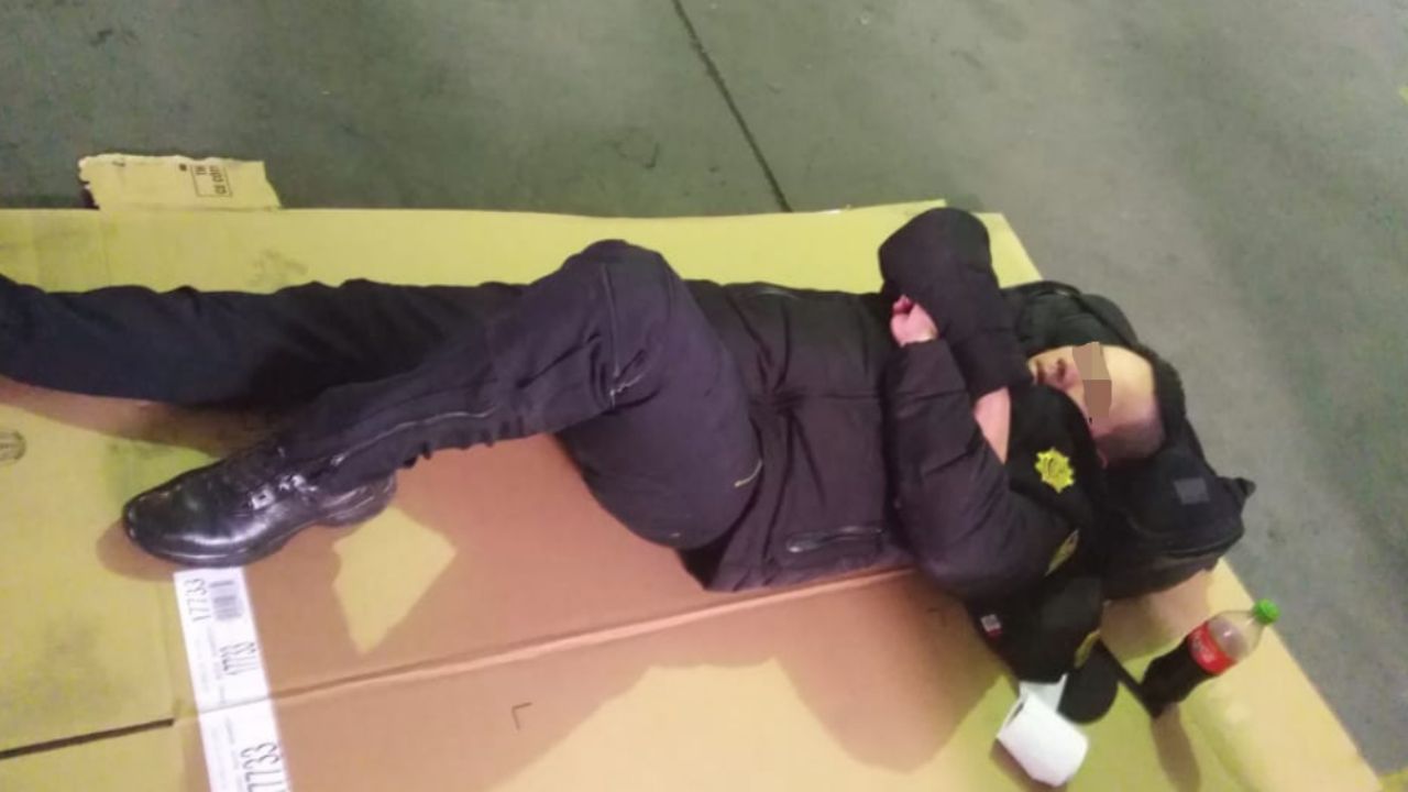 Como castigo, policías duermen en cajas por ausentarse de su labor en fin de año