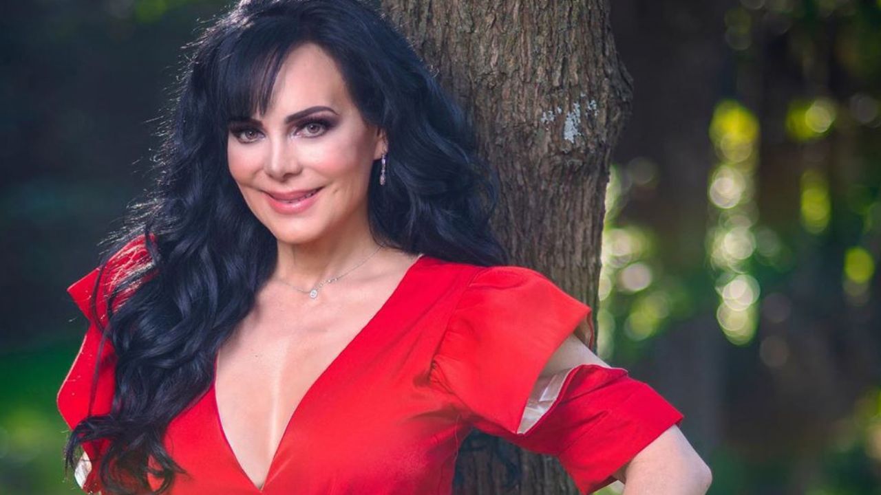¡Sexy sirenita! Maribel Guardia luce su figura en traje de baño junto a la piscina
