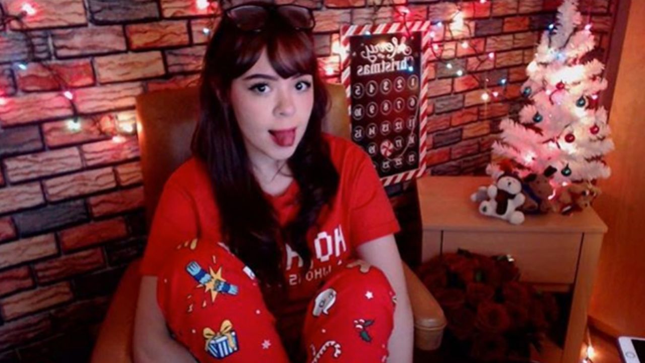 Danyan Cat deja ver su colosal retaguardia con pequño bikini negro