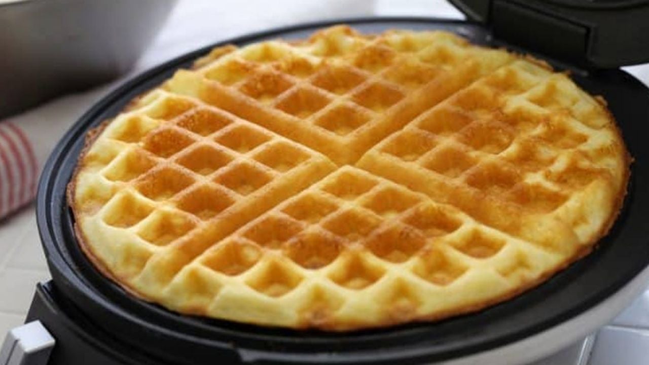 Internauta compra waflera en Amazon y recibe una usada con waffle viejo
