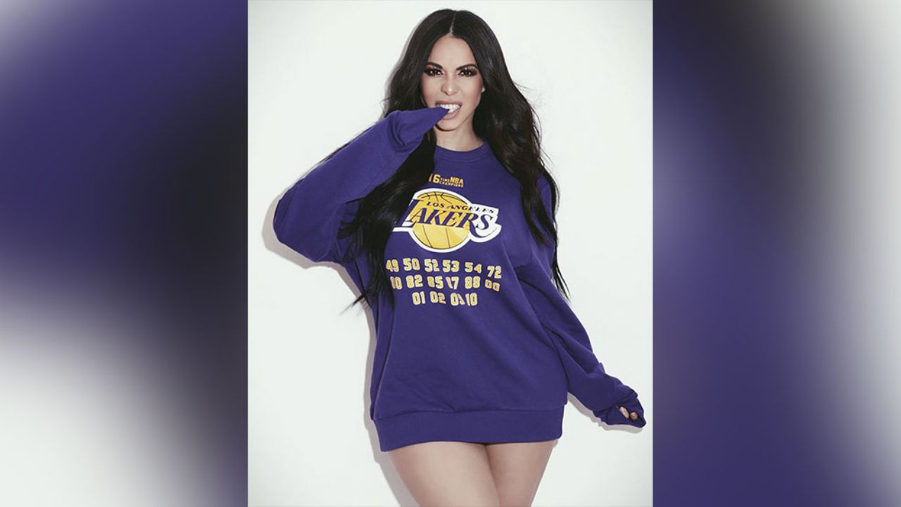 Jimena Sánchez luce sus pronunciadas caderas en compactado vestido